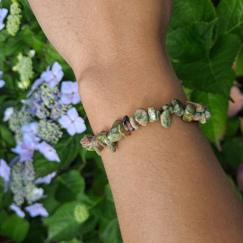 Dumi's Crystals | Unakite Chip Stretch Bracelet (7 Inch) | Showcasing the captivating beauty of Unakite chips on a wrist. This bracelet promotes emotional balance, healing, self-love, and a positive outlook. Unakite, the stone of emotional healing, is known for its variations in calming greens and soft pinks.