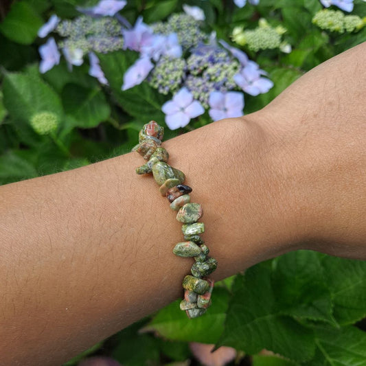 Dumi's Crystals | Unakite Chip Stretch Bracelet (7 Inch) | Showcasing the captivating beauty of Unakite chips on a wrist. This bracelet promotes emotional balance, healing, self-love, and a positive outlook. Unakite, the stone of emotional healing, is known for its variations in calming greens and soft pinks.
