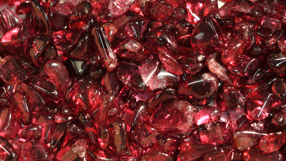 Garnet: Unveiling Its Composition, Meaning, Healing Properties, and Benefits