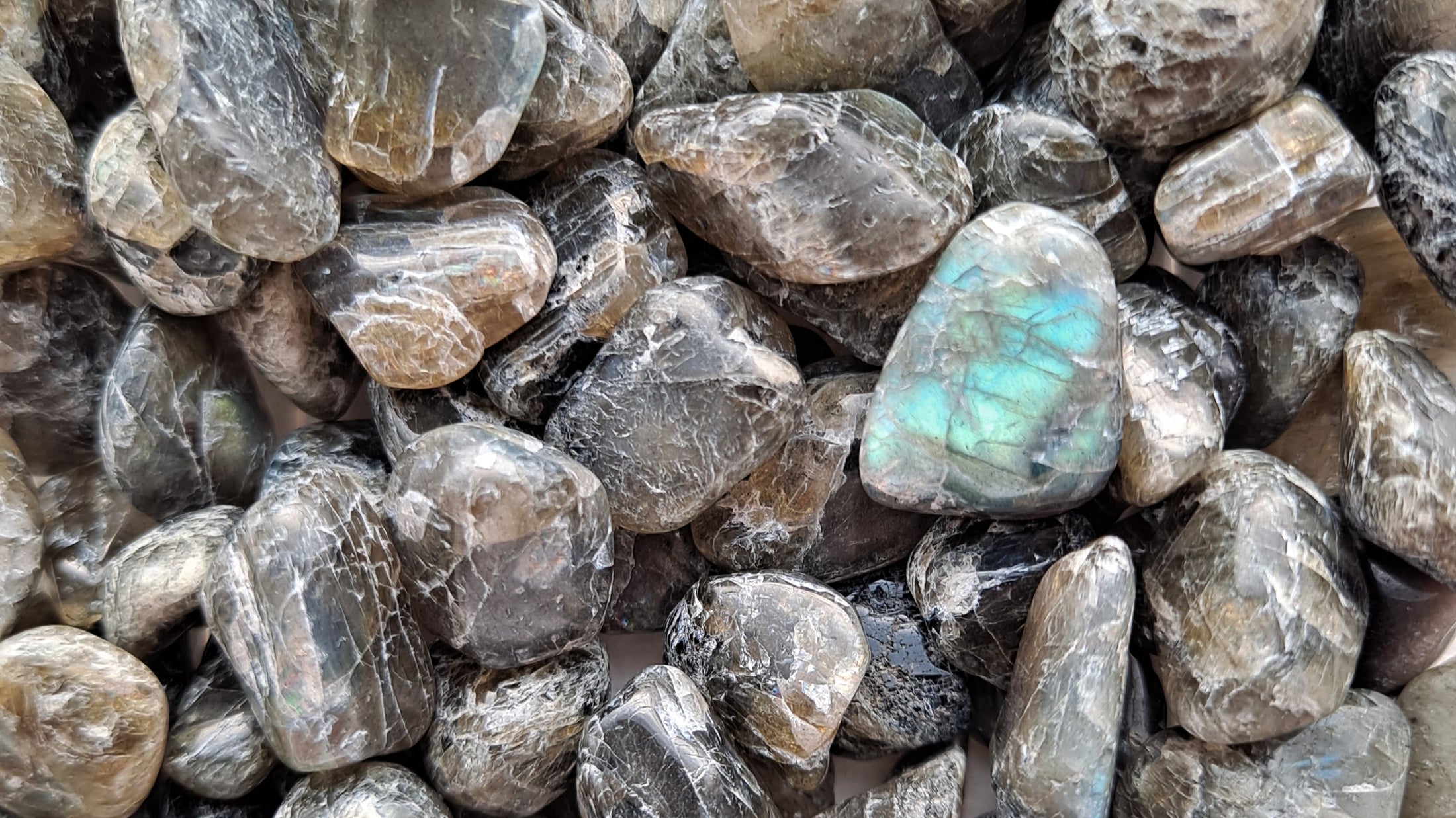 Labradorite Properties, Uses, and Healing Benefits dumi's crystals