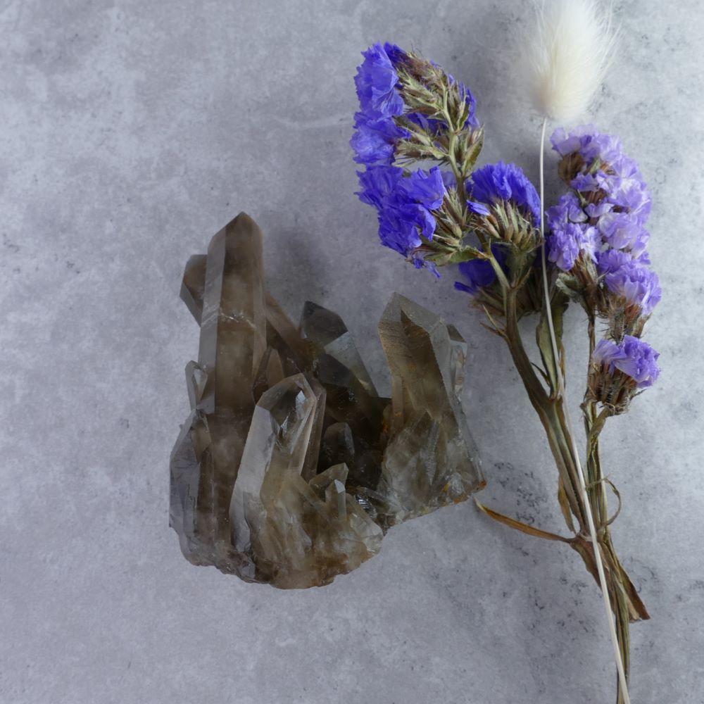 Dumi's Crystals Smoky Quartz Cluster (6.2cm x 5.8cm x 4.3cm, 122g) - Transformation Power! Natural smoky crystals radiate captivating energy. A stunning addition to any space. 