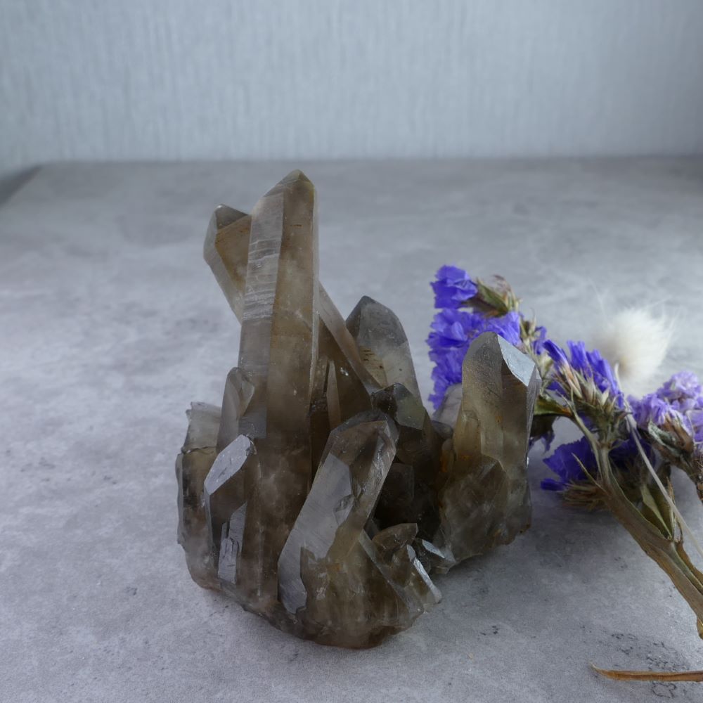 Unleash Smoky Quartz's Energy! Dumi's Crystals Cluster (122g). Rich smoky hues & natural formations. Promotes positive change. A beautiful crystal display. 