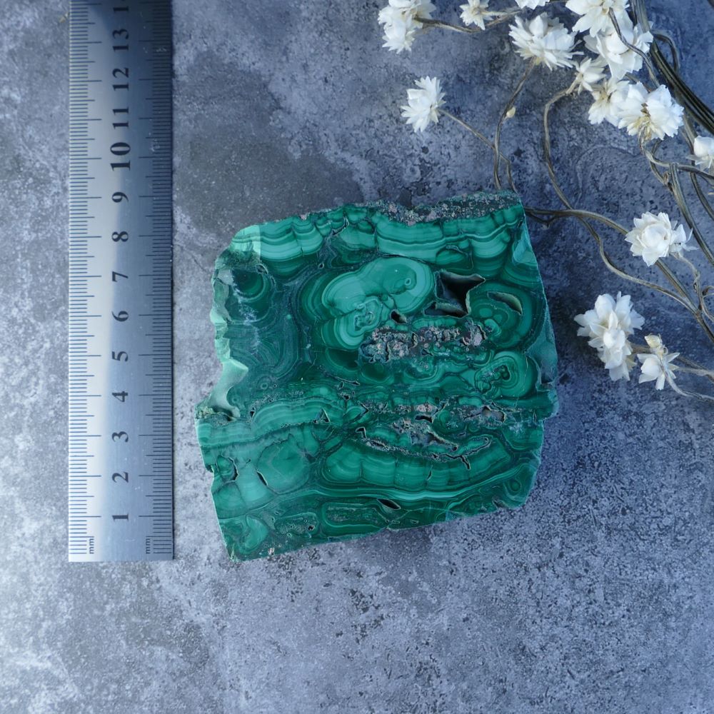 Unleash Malachite's Power! Dumi's Crystals Slab (8cm x 8.5cm x 1cm). Polished & natural malachite. Vibrant green & raw beauty promote emotional well-being, protection, and spiritual awakening. 