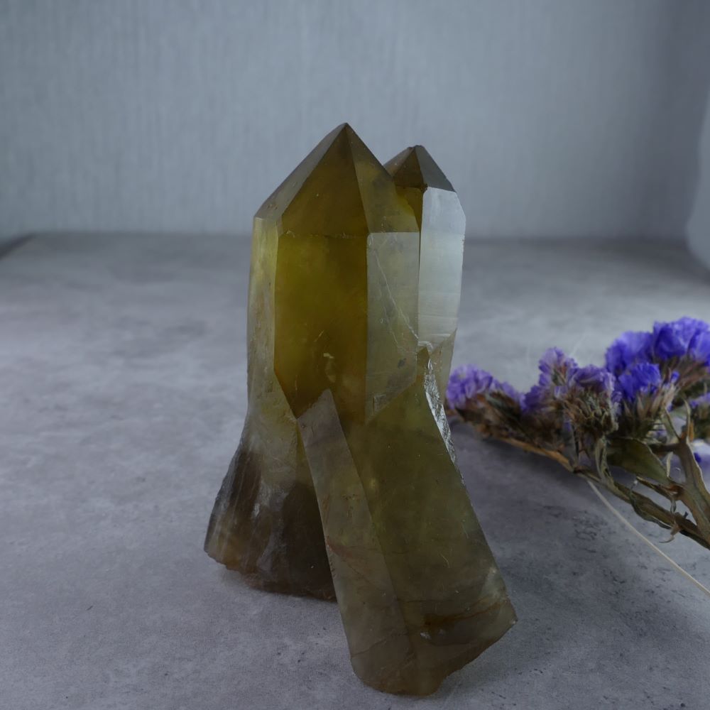 Dumi's Crystals - Sprawling Smoky Quartz (4.8cm x 7cm x 3.6cm, 125g). A mesmerizing landscape! Rich smoky hues & grounding energy for crystal enthusiasts.