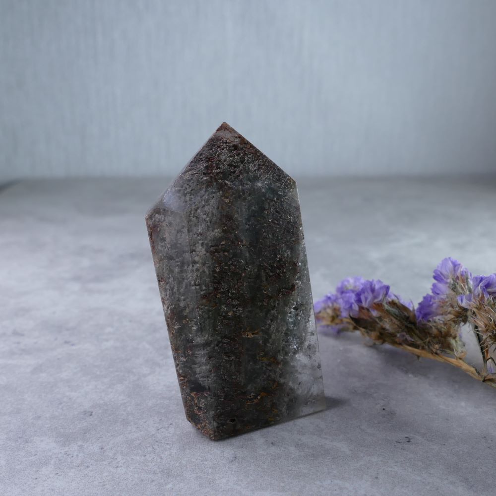 Unleash Your Inner Power! Dumi's Crystals Garden Quartz Tower (5.5cm). Compact size (3cm x 1.6cm) with captivating inclusions. A powerful tool for crystal healing. 