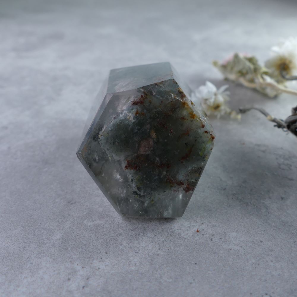 Densified Crystal Energy - Dumi's Crystals Garden Quartz (4.9cm). Deceptive weight (59g) in a charming tower (2.7cm x 2.7cm). Explore the captivating world within.
