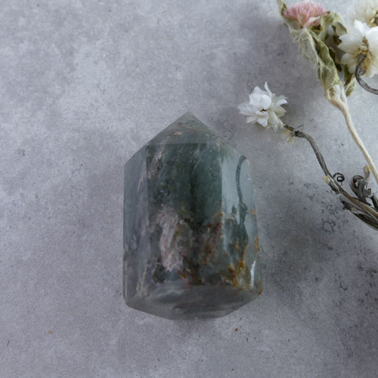 Dumi's Crystals Garden Quartz Tower (4.9cm) - Petite Powerhouse! Charming size (2.7cm wide & deep), yet packs a punch (59g). Explore captivating inclusions within.