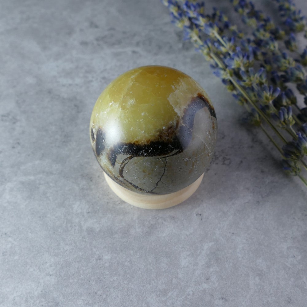  Earth's Energy in Your Pocket - Dumi's Crystals Mini Septarian Sphere (4.4cm, 120g). Powerful punch in a small package! Unique crystal with warm colors for well-being.