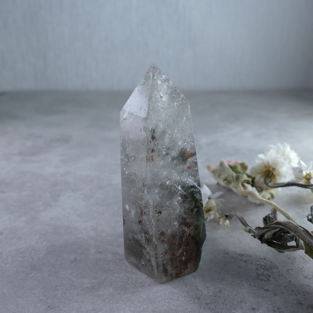 Dumi's Crystals Garden Quartz (5.7cm) - Delicate Power! Slender tower (3cm x 2cm) packs a punch (46g) with captivating inclusions. Ideal for meditation and focus.