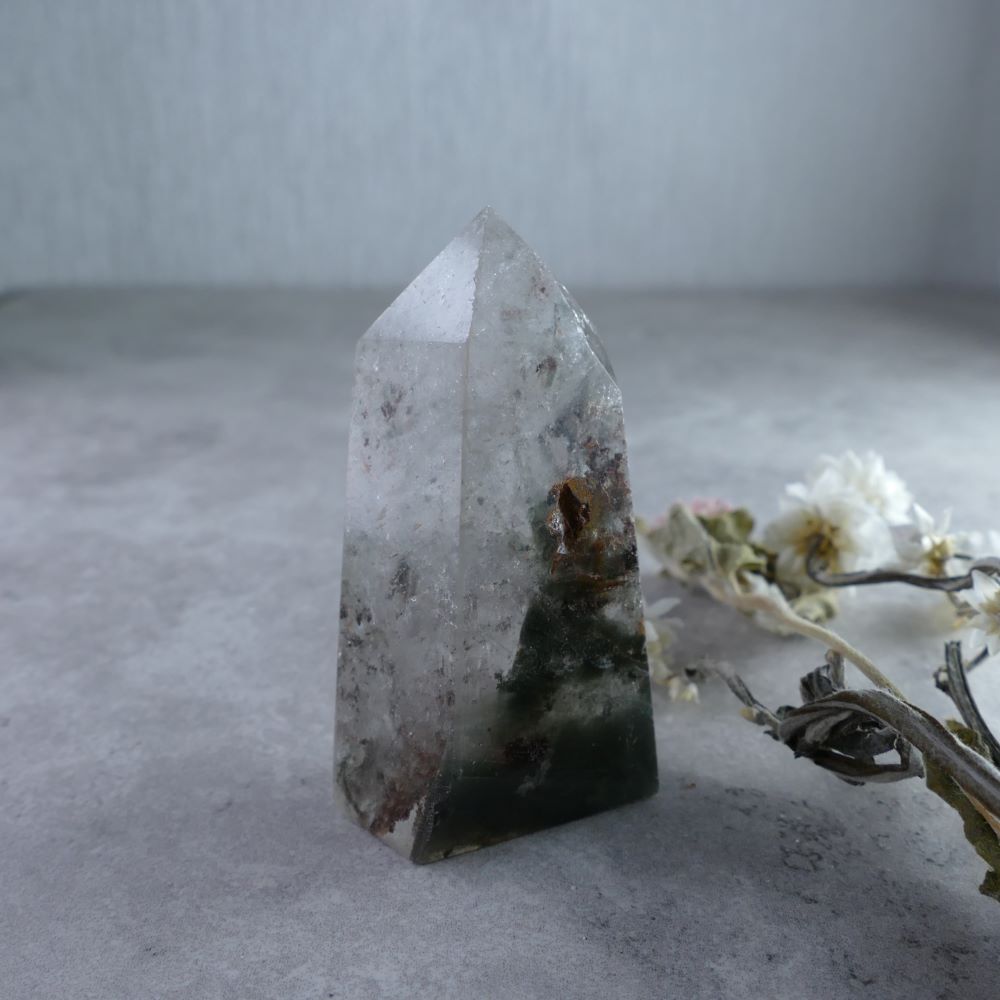 Crystal Clarity - Dumi's Crystals Garden Quartz Tower (5.7cm). Elegant tower (3cm x 2cm, 46g) with captivating inclusions enhances concentration and focus.