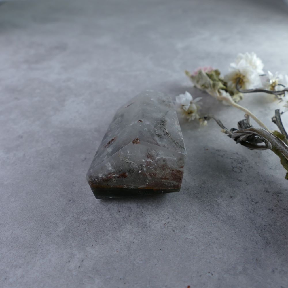 Unleash Inner Strength - Dumi's Crystals Garden Quartz Tower (5.7cm). Delicate form (3cm x 2cm, 46g) with surprising power for focused energy. Explore captivating inclusions.
