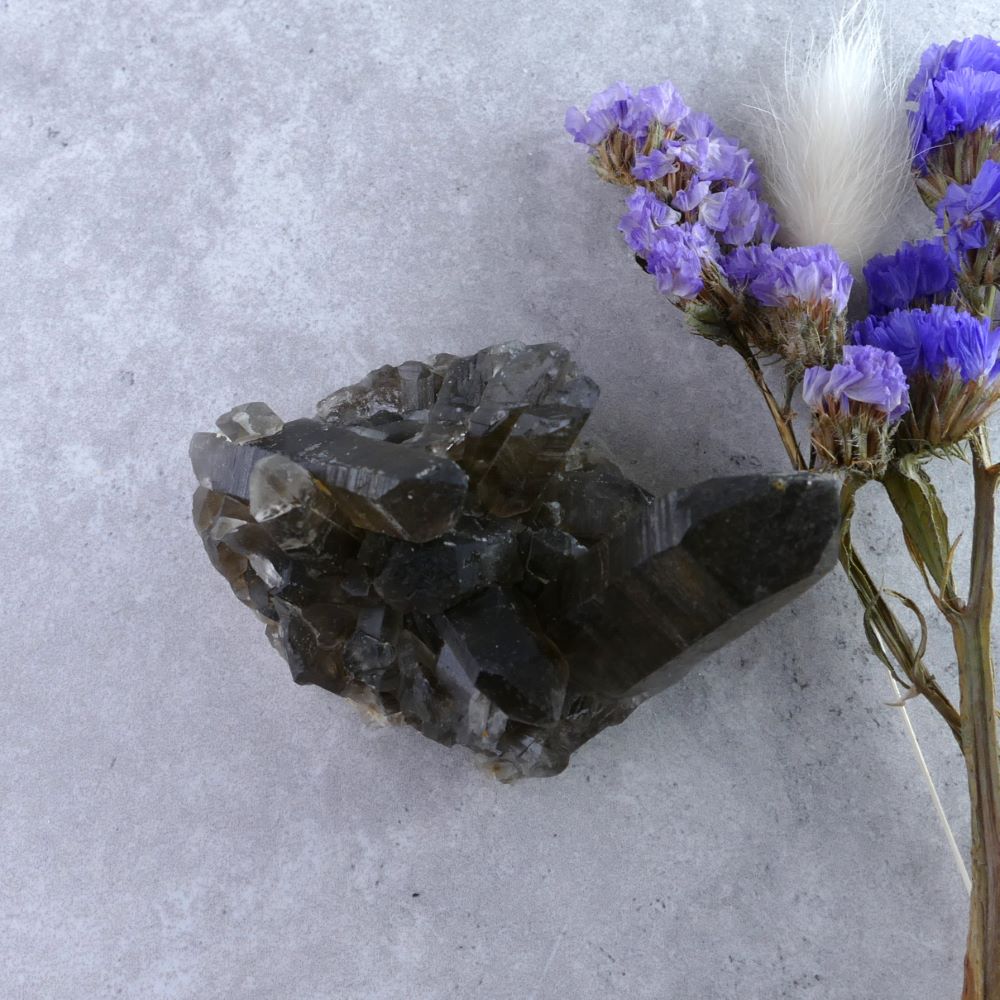 Dumi's Crystals Balanced Smoky Quartz Cluster (4.3cm x 5.6cm x 4.5cm, 95g) - Tranquility & Balance! Rich smoky hues & inviting size for grounding meditation.