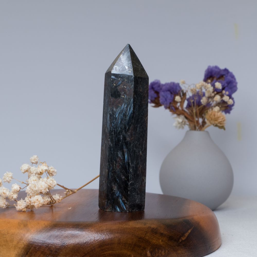Arfvedsonite tower on wooden plate