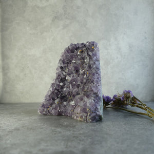 A stunning amethyst cluster. This captivating piece measures approximately 8.9 cm tall, 6.3 cm wide, and 8.9 cm long, and weighs approximately 530 grams.