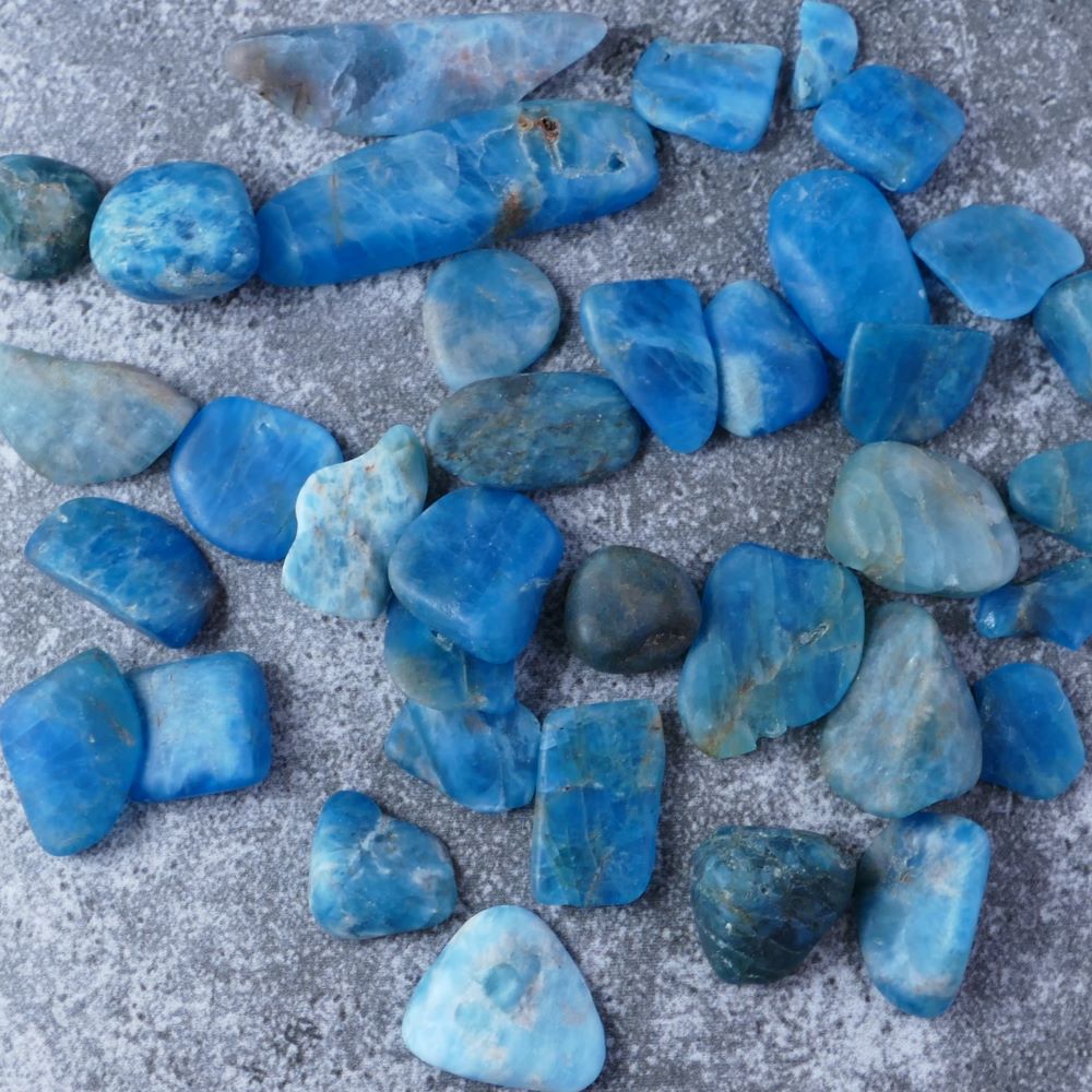 Deep blue Blue Apatite chips for focus & motivation (1-3cm) | Dumi's Crystals | Enhance your focus and determination with these genuine Blue Apatite chips. Ranging from 1 to 3 centimeters, these chips promote manifestation, mental clarity, and a spark of creativity.