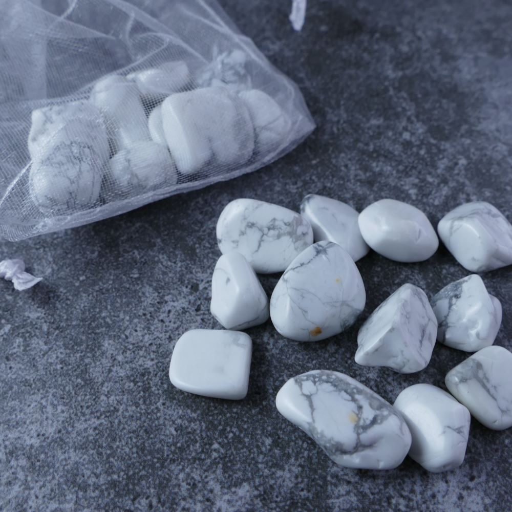 Dumi's Crystals | Howlite Chips (1-2cm) | Close-up of a collection of genuine Howlite chips, highlighting their calming white color and variations in size and texture. Howlite is revered for its ability to promote inner peace, emotional balance, and restful sleep.