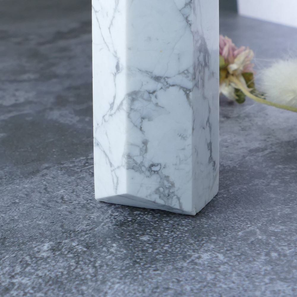 Dumi's Crystals Howlite Tower: A beautiful white Howlite crystal point, perfect for meditation, energy work, or as a decorative piece for crystal enthusiasts. 