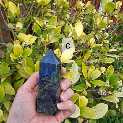 Dumi's Crystals Labradorite Tower (11cm x 4.5cm, 298g). Self-discovery, Healing & Protection. Powerful energy, captivating iridescence.