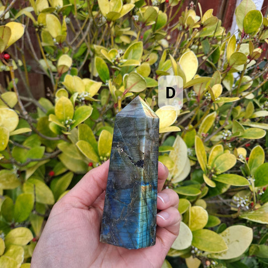 Dumi's Crystals Labradorite Tower (11.5cm x 4.5cm, 285g). Self-discovery, Healing & Protection. Powerful energy, captivating iridescence.