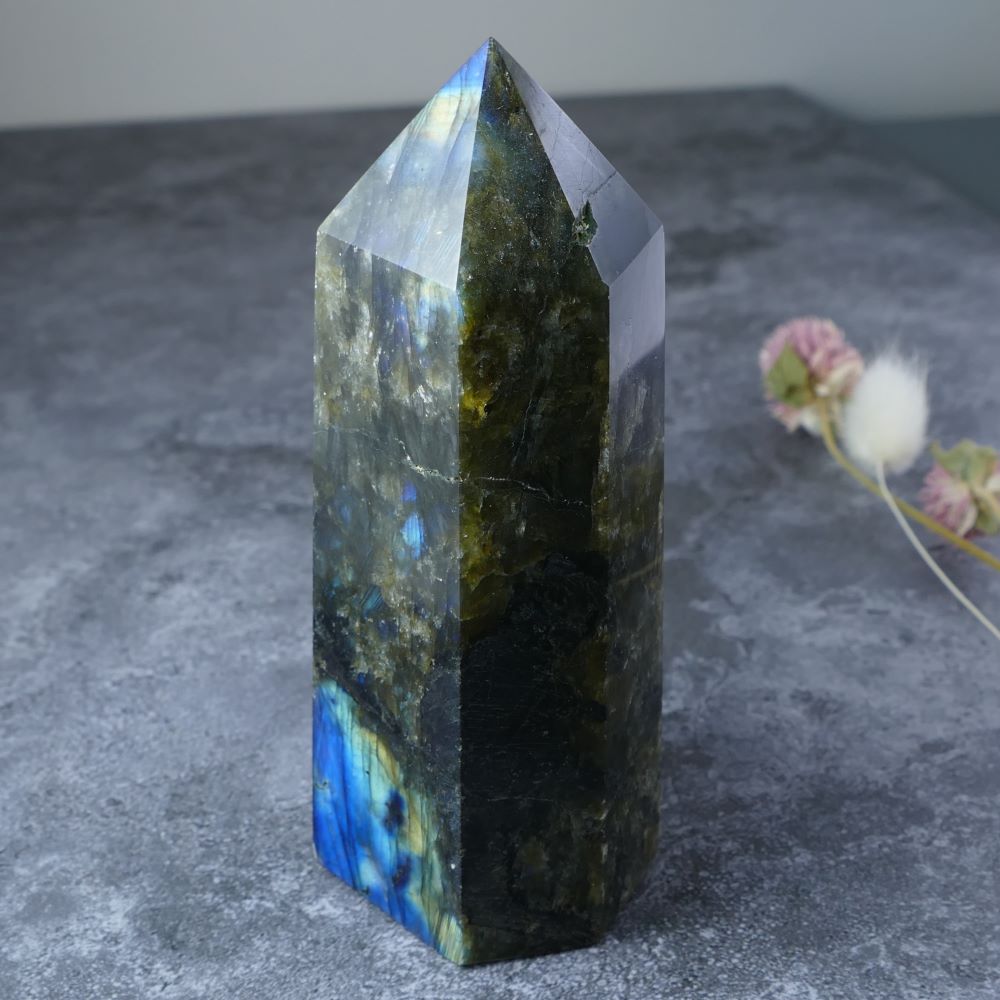 Chakra Balance on the Go (Labradorite): Dumi's Crystals Tower (11cm). Enhances well-being & clarity (Approx 4.5cm wide). Portable & powerful. 