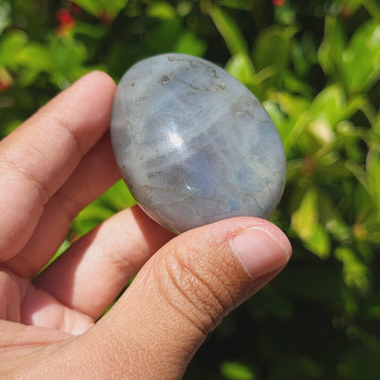 video showing the colours of a labradorite palm stone