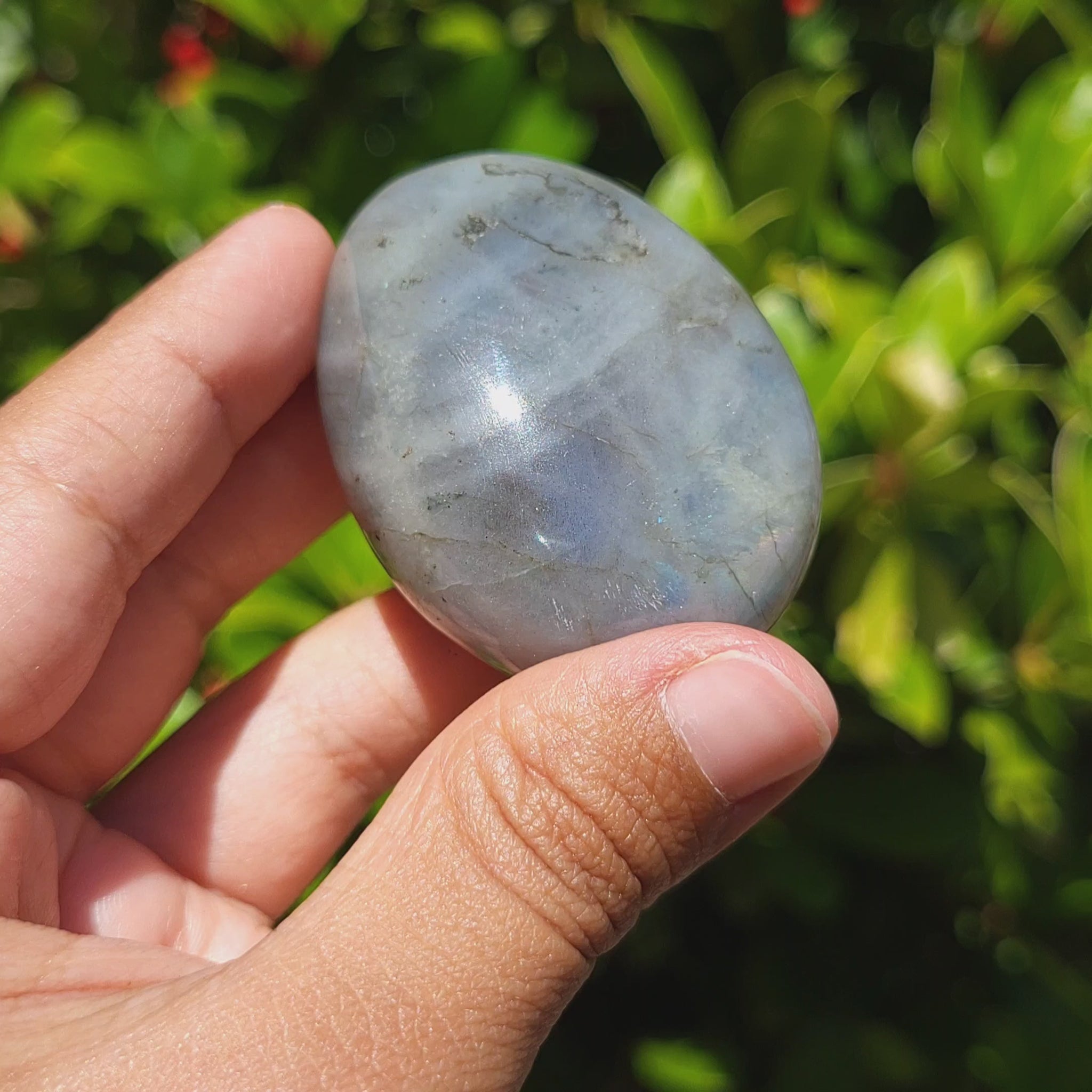 video showing the colours of a labradorite palm stone