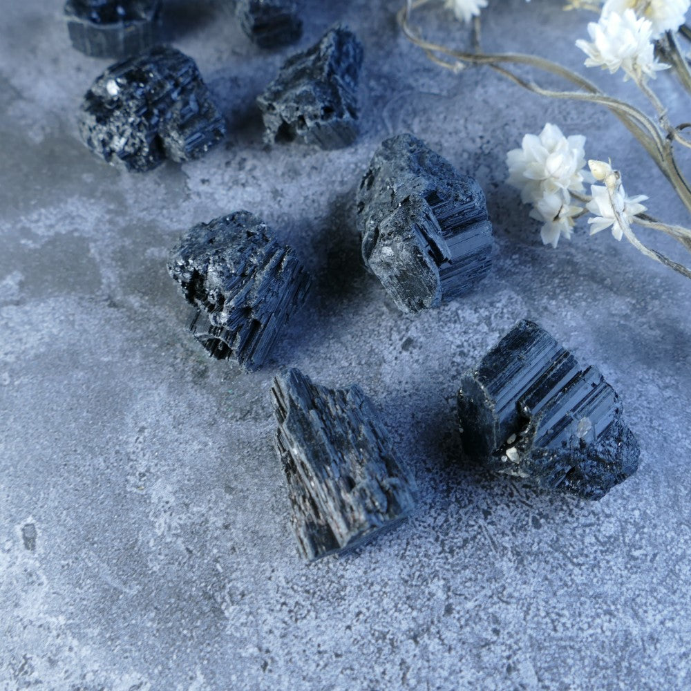 Unleash Black Tourmaline's Power! Dumi's Crystals (5-10g, 10-20g; 1.5-3cm). Natural black tourmaline stones promote grounding & protection. Embrace the Earth's raw energy. 