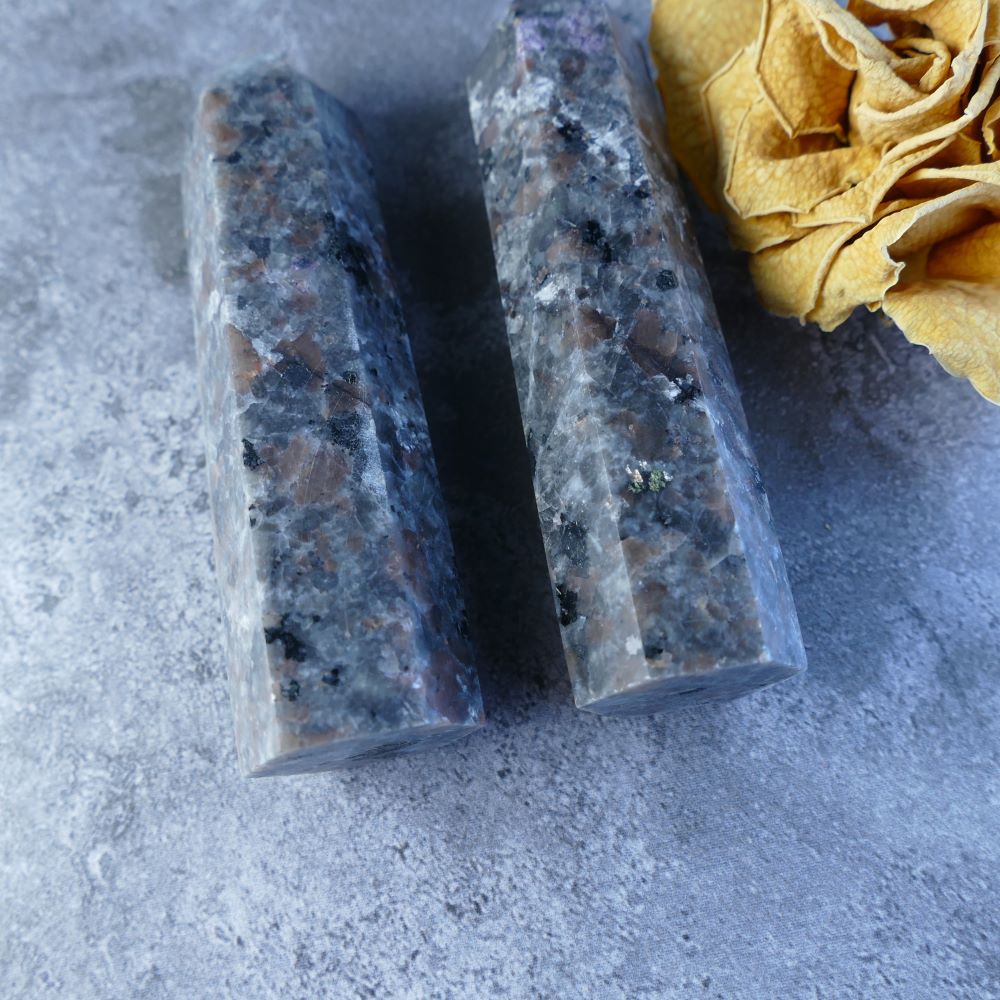 8-9cm Yooperlite Tower: Captivating Yooperlite crystal tower for spiritual growth, emitting a beautiful fluorescent glow under UV light.