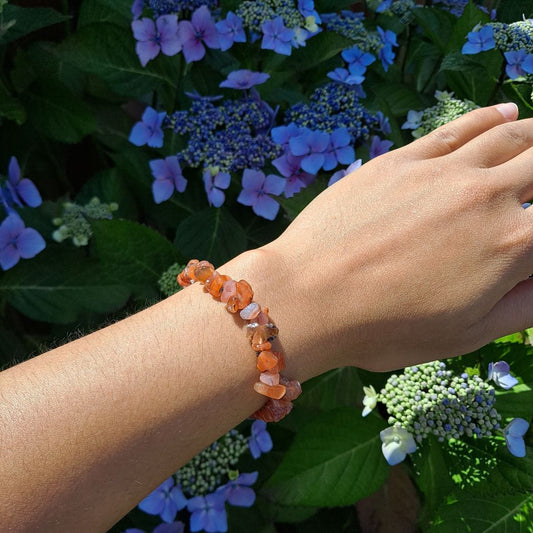 Dumi's Crystals Carnelian Chip Bracelet 7inch for Vitality & Inspiration. Multi-coloured Carnelian chip bracelet promotes creativity, confidence & success. 