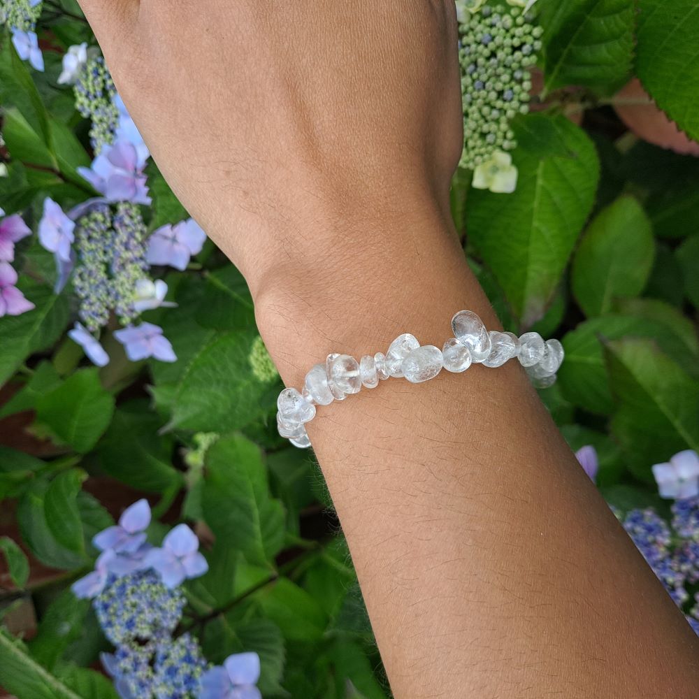 Dumi's Crystals Clear Quartz Chip Bracelet 7inch for Healing & Clarity. Amplifies energy, promotes focus & intuition. Genuine gemstone chips. 