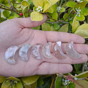 Celestial Tranquility: Dumi's Crystals Flower Agate Moon Carving (3cm x 1.5cm) promotes calmness & emotional well-being. A symbol of new beginnings.