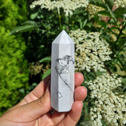 Dumi's Crystals | Howlite Tower (6-9cm) | A close-up view of a captivating Howlite Tower (6-9cm), showcasing its beautiful marbled patterns of white and grey. Howlite is believed to promote peace, serenity, and spiritual awareness.