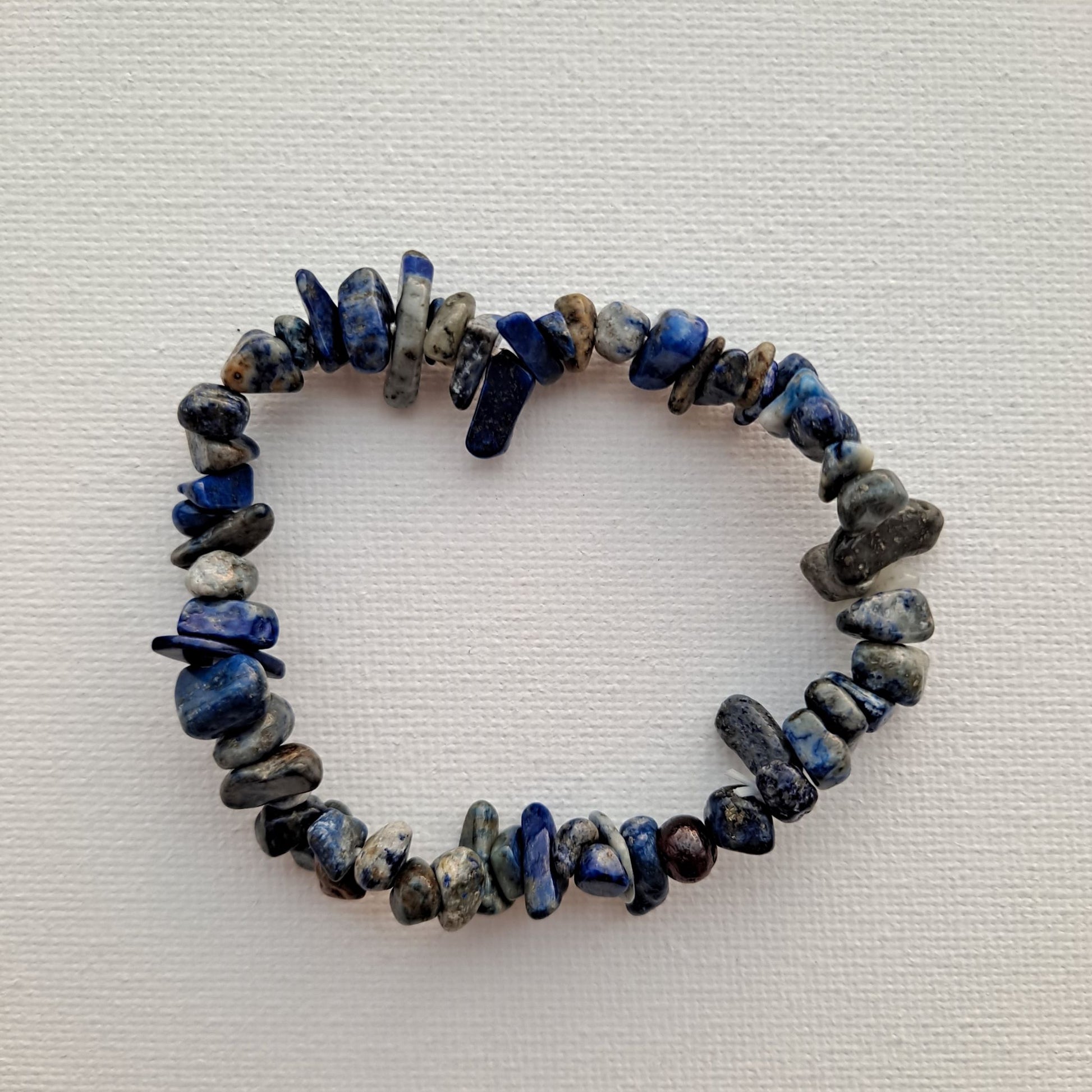 Dumi's Crystals | Lapis Lazuli Stretch Bracelet (Chip Beads) | Close-up of a handcrafted bracelet featuring genuine Lapis Lazuli chips in a captivating blend of blue hues with golden pyrite flecks. Believed to activate the third eye chakra and promote mental clarity.