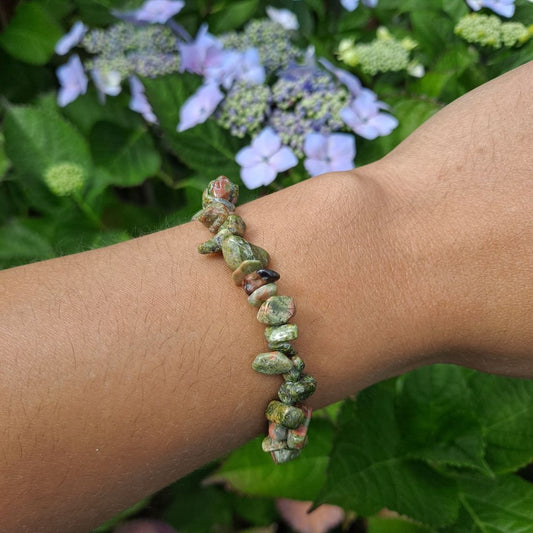 Dumi's Crystals | Unakite Chip Stretch Bracelet (7 Inch) | Showcasing the captivating beauty of Unakite chips on a wrist. This bracelet promotes emotional balance, healing, self-love, and a positive outlook. Unakite, the stone of emotional healing, is known for its variations in calming greens and soft pinks.